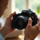 Personne ajustant les réglages d'un appareil Canon EOS
